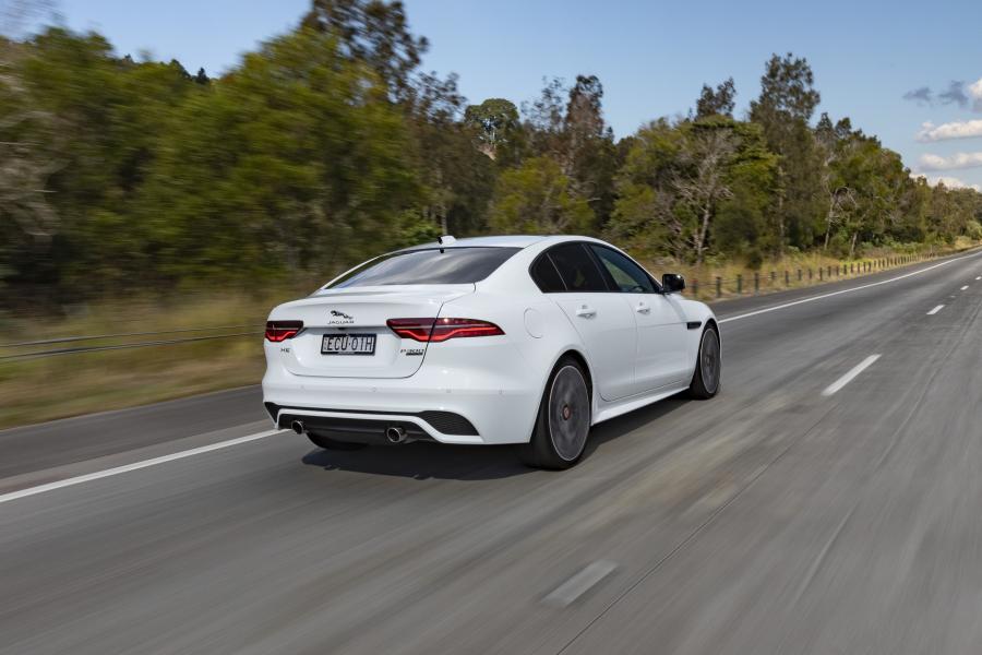  Jaguar XE P300 R-Dynamic 2019 года  (AU) (фото 21 из 40)